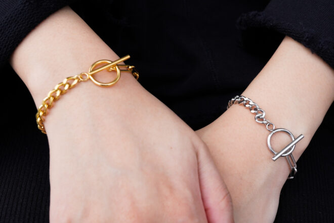 女性　ブレスレット着用画像