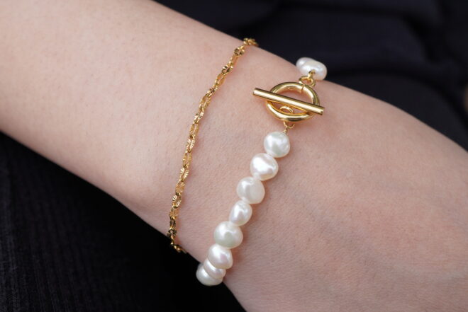 パールブレスレット着用