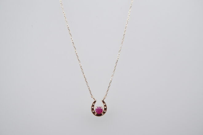 ルビーのネックレス